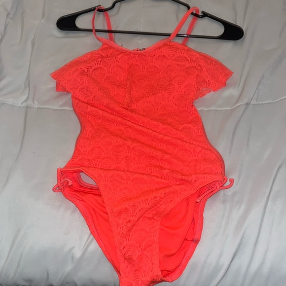 Kids (14-16) One-Piece Textured Swimsuit - Picture 3 of 4